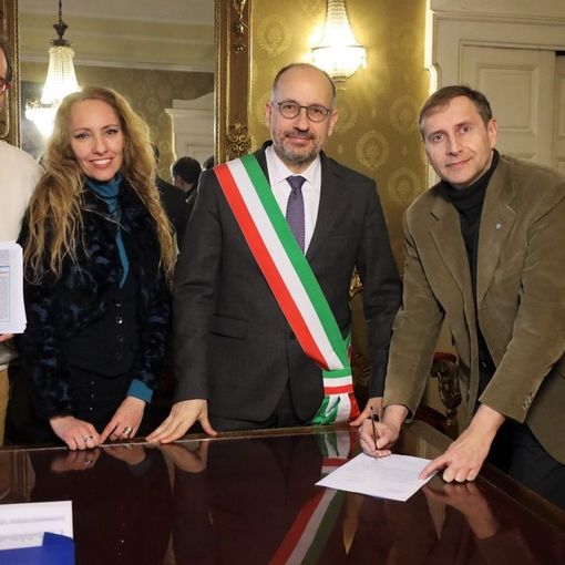 La consegna delle firme dal comitato al sindaco Rasero