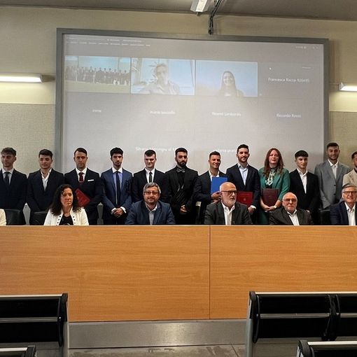 Foto di gruppo per 25 dei 50 neo laureati, i restanti nell'immagine a fine articolo