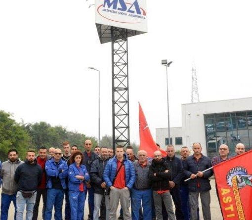 Lavoratori in sciopero (foto facebook Casa del Popolo)