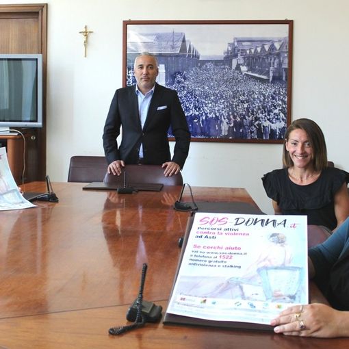 Il vicepresidente Carosso con Silvana Nosenzo di Agar (a sinistra), gli avvocati Rosa Gligora e Francesca Maccario dell'Orecchio di Venere