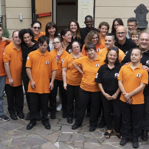 Foto d'archivio dello staff di Albergo Etico con alcuni genitori dei ragazzi