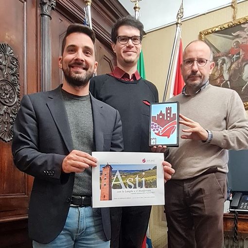 L'autore del logo ritratto con l'assessore Paride Candelaresi e con il sindaco Maurizio Rasero