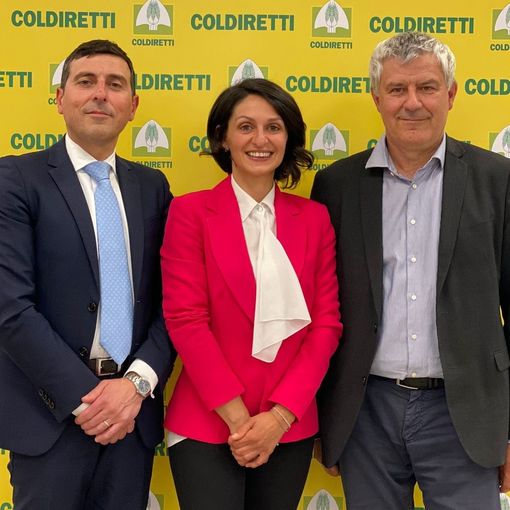 La neo presidente ritratta tra il direttore di Coldiretti Asti Diego Furia (alla sua destra) e il suo predecessore Marco Reggio