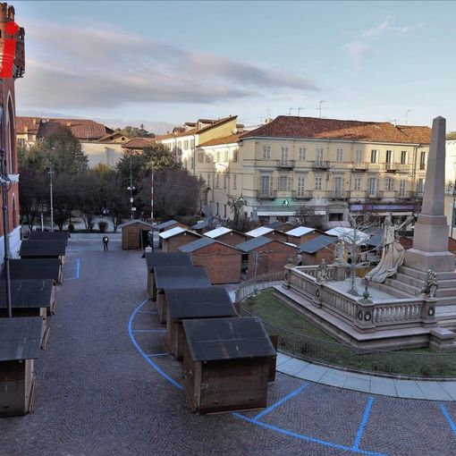Uno scorcio di piazza Roma con le 'casette' del &quot;Magico Paese di Natale&quot;