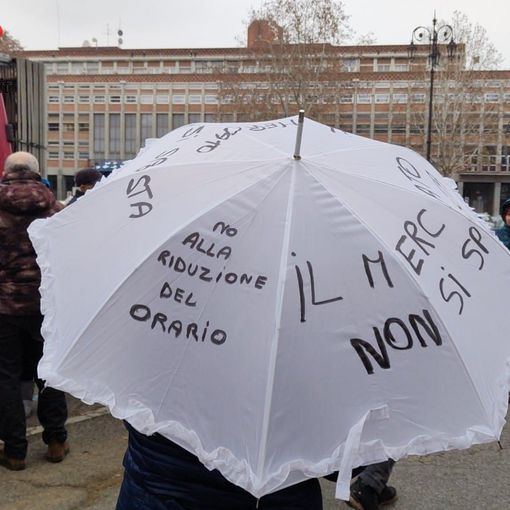 La pioggia non ferma il cuore del mercato di Asti che torna in corteo a chiedere di poter lavorare [FOTO E VIDEO]