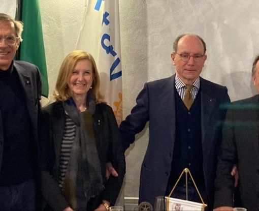 Il Cavaliere del Lavoro Marco Boglione (a sin.), con Maria Grazia Doglione, essa pure Cavaliere del Lavoro, Luigi Florio, presidente Rotary e Marco Fasano, direttore della Fondazione Cavour