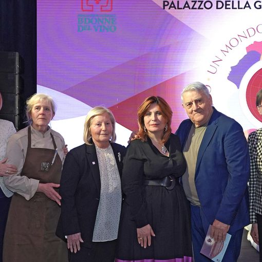 Mariuccia Borio (ultima a destra) con le altre premiate e la presidente nazionale