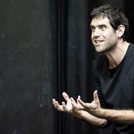 Matthias Martelli in un'immagine di scena (ph. Stefano Roggero)
