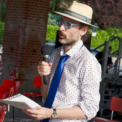 Max Ponte nel corso di un evento artistico a Villanova