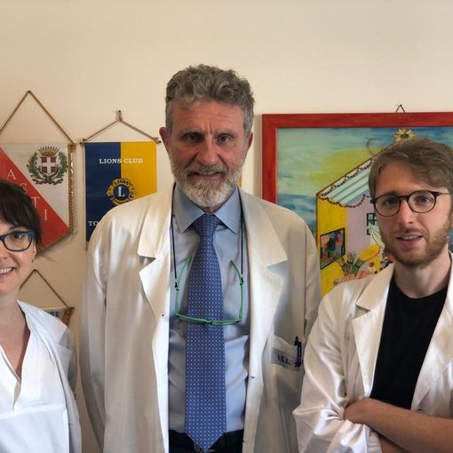Il Marco Aguggia, direttore della Neurologia (al centro nella foto), con il dottor Davide Bertuzzo e la dottoressa Annalisa Gai