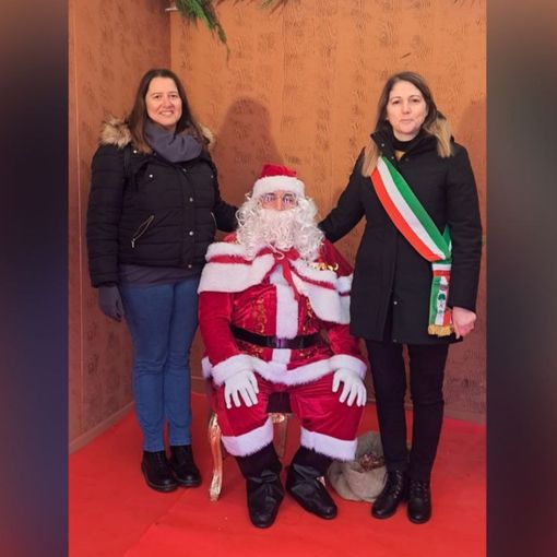 Anna Macchia (a destra), sindaco di Villafranca, e la sua vice Anna Rabino in posa con Babbo Natale
