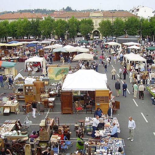 Oggi Nizza Monferrato si colora con il mercatino dell'antiquariato