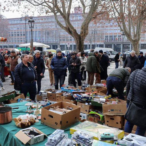 Asti: fosche nubi sul mercato dell'antiquariato, tra nuovi disagi per il carico-scarico e qualità lamentata in calo