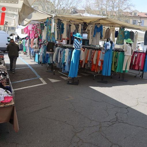 Continua la querelle su orari e spazi del mercato di piazza Alfieri [VIDEO]