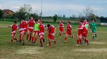 La gioia dei giocatori del Moncalvo under 19 dopo aver espugnato il terreno della Mezzaluna Villanova