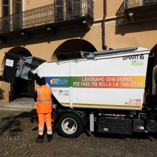 Operatore Asp impegnato nella raccolta dei rifiuti