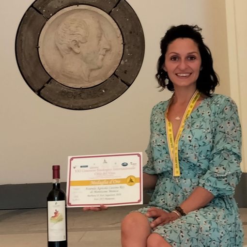 La presidente Monticone con l'attestato del riconoscimento assegnato alla sua Barbera