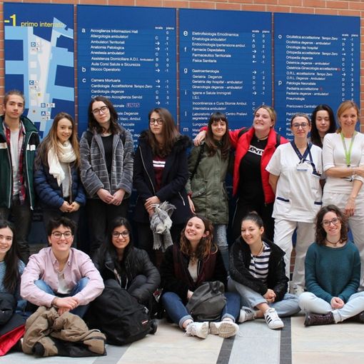 La 3C del Monti con la dottoressa Federica Franchi e l'infermiera Ilaria Cotto del Pronto Soccorso