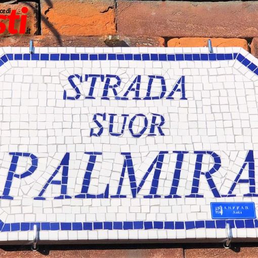 Il mosaico che compone la targa nella via intitolata alla suora
