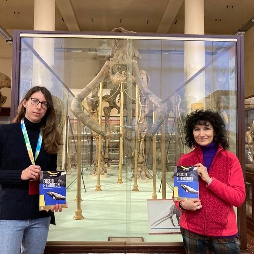 Michela Contessi e Laura Nosenzo con l'imponente scheletro del mastodonte