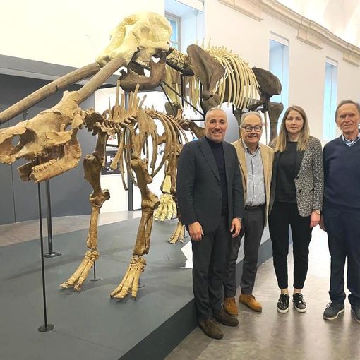 Foto di gruppo di fronte ai fossili del mastodonte e del rinoceronte