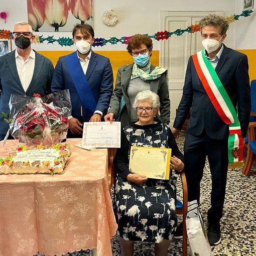 La neo centenaria Francesca Domenica Negrino ritratta con il vice presidente della Provincia Simone Nosenzo, il vice sindaco del Comune di Nizza Monferrato Pier Paolo Verri, l’assessore ai Servizi Sociali Ausilia Quaglia ed il figlio della centenaria, Mauro Oddone, Consigliere del Comune di Nizza Monferrato