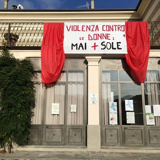 Il lenzuolo appeso al balcone della Biblioteca di Calamandrana durante l'esposizione di &quot;Non crederci!&quot;