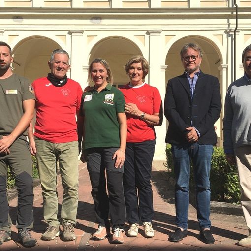 Foto di gruppo con il presidente del Distretto, il sindaco di Cinaglio, personale del Parco Paleontologico e istruttori di Nordic Walking Asti