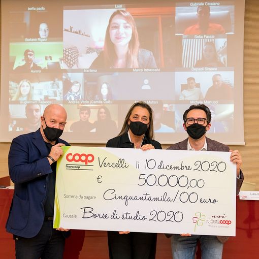 Nella foto, da sinistra a destra: Marco Berry, Lucia Ugazio (vicepresidente Nova Coop e direttore delle Risorse Umane), Matteo Canato (responsabile Selezione e Formazione Nova Coop). Alle loro spalle, in videocollegamento, gli studenti premiati