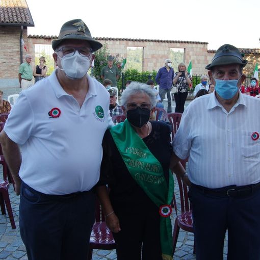 Nella foto il presidente della Sezione di Asti Fabrizio Piglin (a sinistra), la signora Elide Gherlone e il Capogruppo Alpini di Chiusano Vittorio Mussa