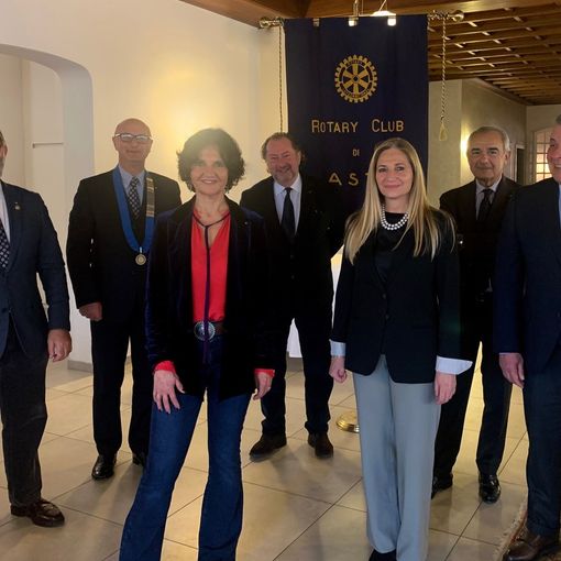 Marco Stobbione (presidente Rotary Club Asti) con insigniti e nuovi soci