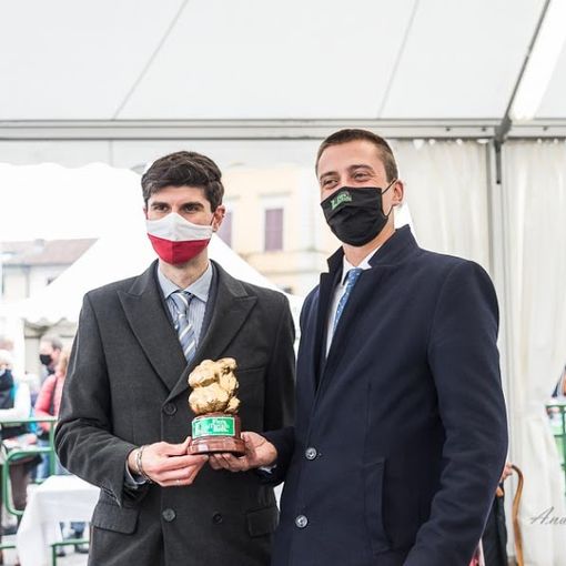 Sindaco (a sinistra) e vice ritratti nel corso di una precedente edizione della Fiera del Tartufo