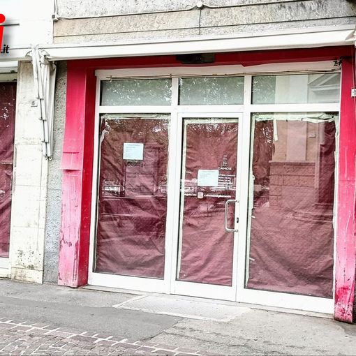 Le vetrine che si preparano ad accogliere il nuovo locale (MerfePhoto)
