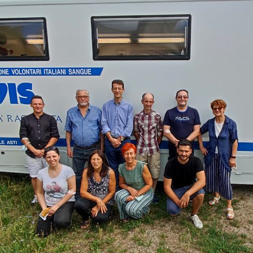 Nella foto alcuni componenti del nuovo Consiglio in occasione della donazione del 18 luglio scorso sull’automoteca in piazza a Mombercelli