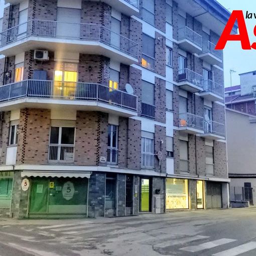 Il palazzo al civico 21 di via Zangrandi, dove si trova l'appartamento in cui si è verificata la tragedia Il palazzo al civico 21 di via Zangrandi, dove si trova l'appartamento in cui si è verificata la tragedia