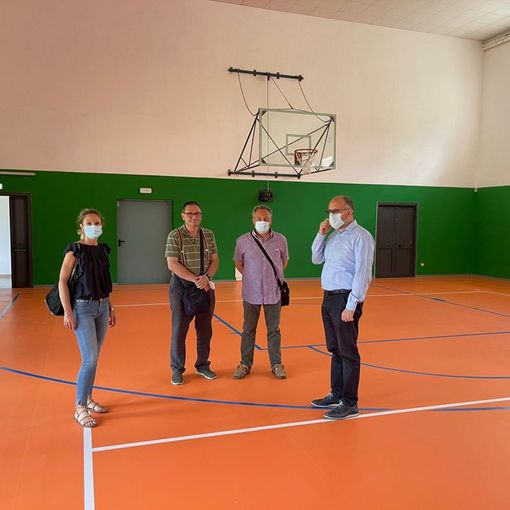 L'assessore Morra e il sindaco Rasero con i tecnici comunali ingegner Carantoni e geometra Boria. Nelle foto a fine articolo altre immagini della palestra rimodernata