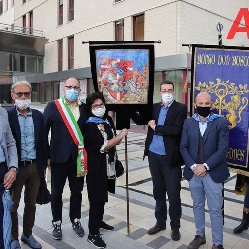 Il Palio donato all'ospedale nel 2020 alla presenza di Maddalena Spessa