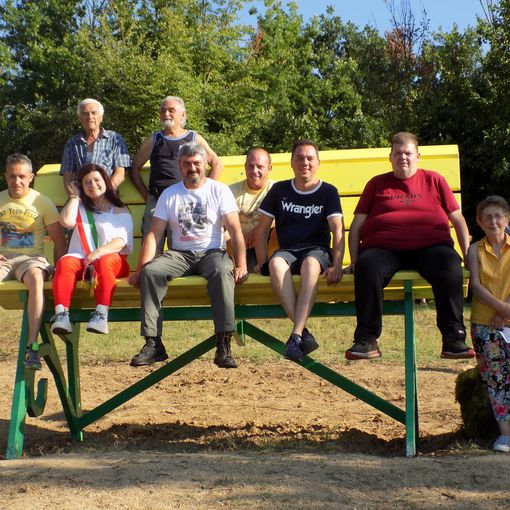 Sindaco e i volontari che hanno realizzato la Big Bench