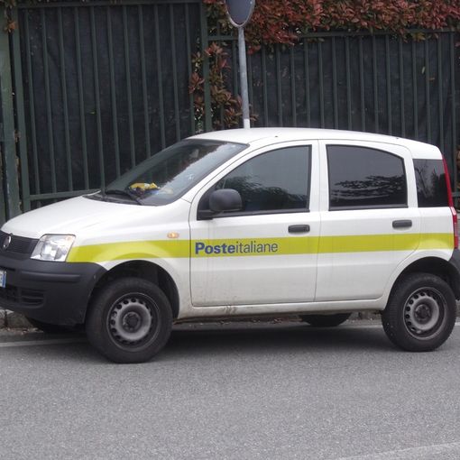 Una delle Panda 'di servizio' di Poste Italiane