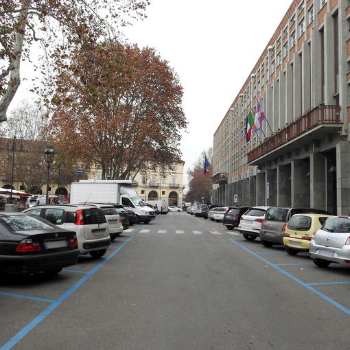 Asti, parcheggi a pagamento piazza Alfieri, lato Provincia