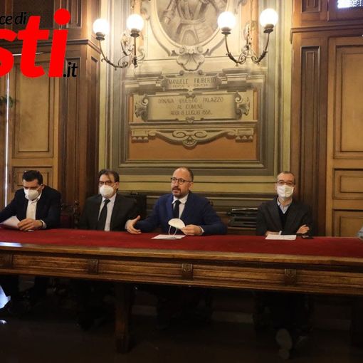 Nell'immagine, da sinistra a destra: il presidente di Asp, l'amministratore delegato della multiutility, il presidente di IREN, il sindaco Rasero, l'assessore Berzano e il Segretario generale del Comune. Servizio fotografico a cura di Merfephoto - Efrem Zanchettin