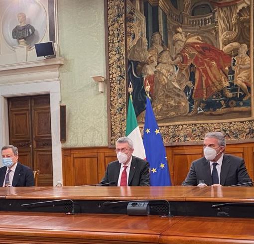 La firma del patto (Foto Cisl)