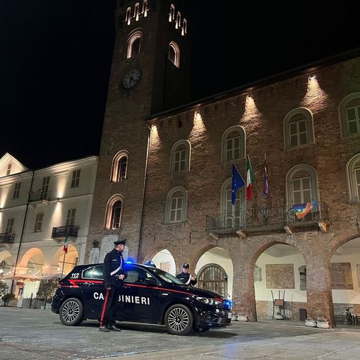 Una pattuglia dell'Arma di fronte al Campanon simbolo della cittadina