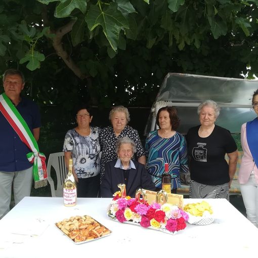 A Bubbio c'è una nuova centenaria, Angela Petrini è stata festeggiata da amici, parenti e autorità
