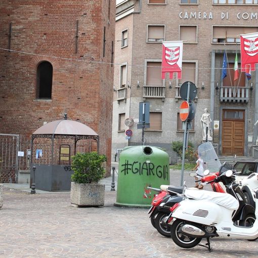 Angela Motta: &quot;Via la campana del vetro vandalizzata sotto la Torre Troyana di Asti&quot;