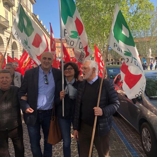 Immagine d'archivio di Piero Vercelli, con alcuni compagni di partito, in corteo al Primo Maggio