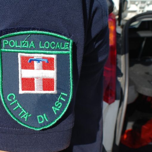 La piazza della stazione di Asti, teatro di un accoltellamento per futili motivi. Intervenuti polizia locale e carabinieri