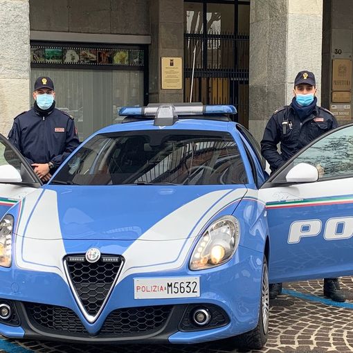 Pattuglia della Squadra Volante di fronte alla Provincia di Asti