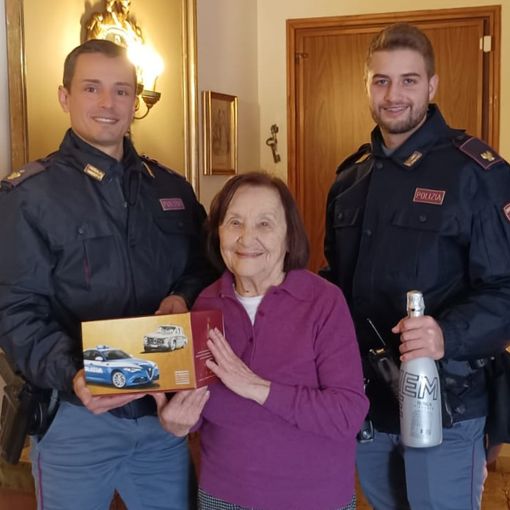 Gli auguri della Polizia a una centenaria astigiana