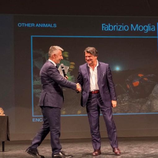 Un'immagine (tratta dalla pagina Facebook del fotografo) della premiazione di Moglia